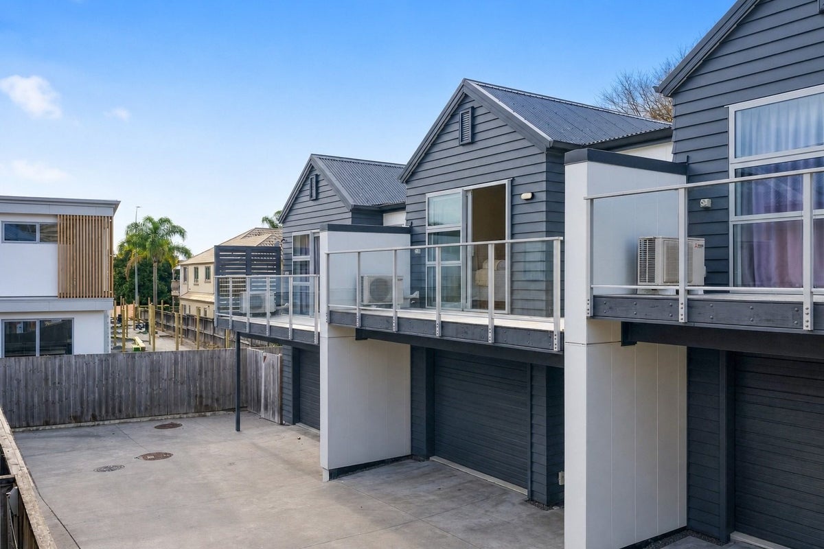 2/5 Teddy Street, Whitiora, Hamilton - Carousel 1