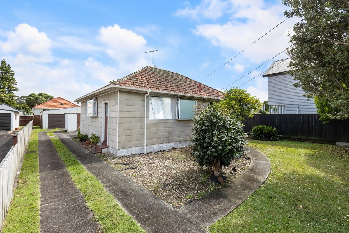 13 Tamatea Avenue, Point England, Auckland - Carousel 2
