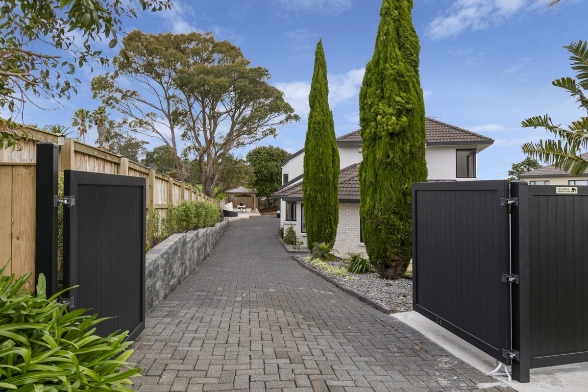 19 Santa Cruz Drive, Shamrock Park, Auckland - Carousel 2