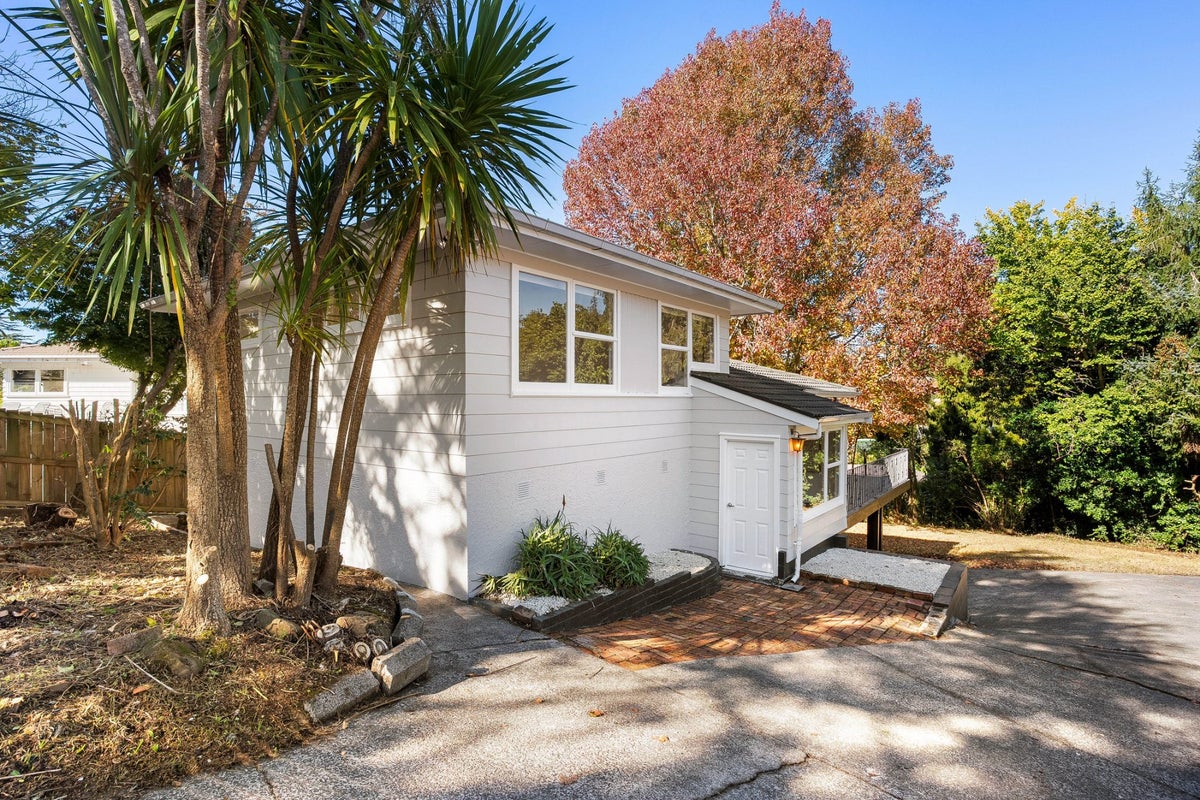 51 Cyclarama Crescent, Massey, Auckland - Carousel 2