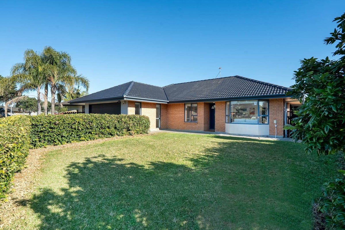 10 Frank Bunce Grove, Flat Bush, Auckland - Carousel 1