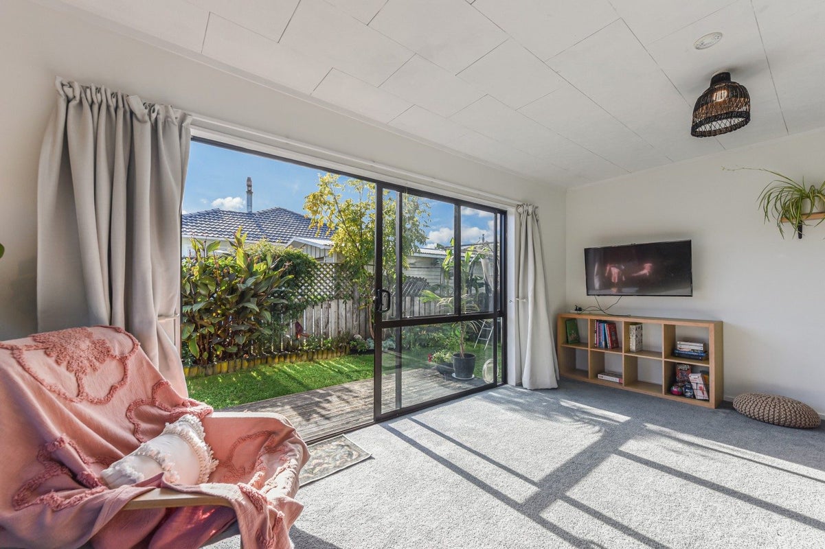 2/42A SONGER ST, Stoke, NELSON - Carousel 2