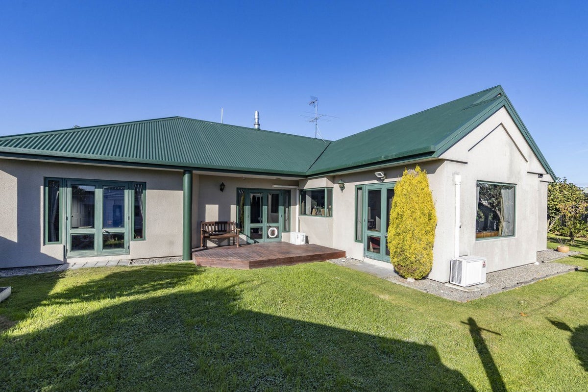 4 Gibbs Drive, Woodend, Woodend - Carousel 1