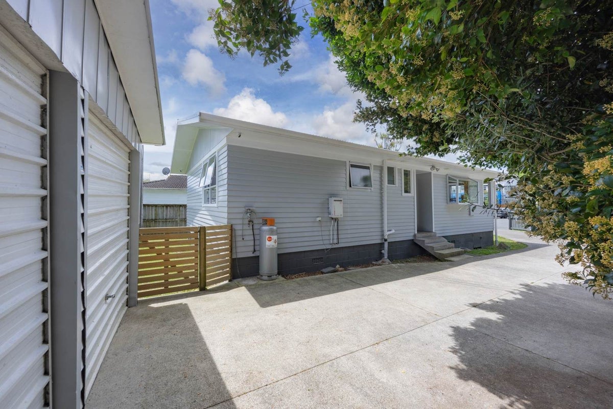 12 John F Kennedy Place, Glen Eden, Auckland - Carousel 1