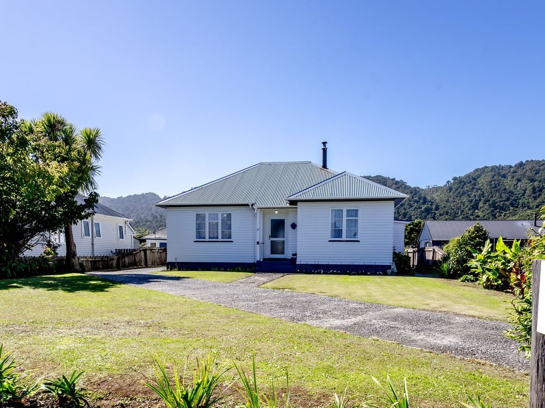 37 Firth Street, Cobden, Greymouth - Carousel 1
