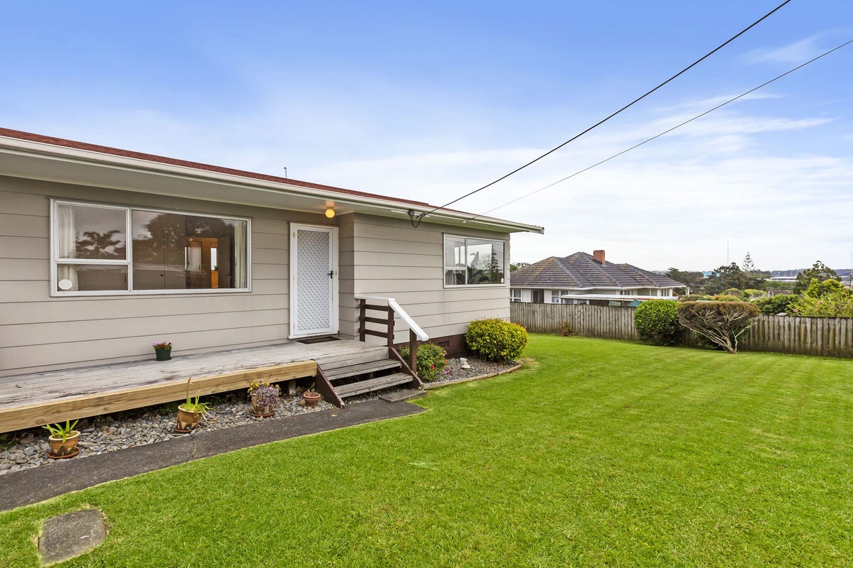 1/57 Amberley Avenue, Te Atatu South, Auckland - Carousel 1