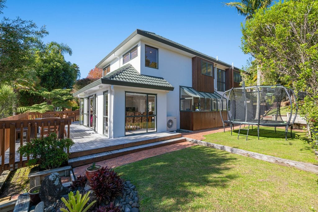 8 Saint Lucia Place, Unsworth Heights, Auckland - Carousel 2