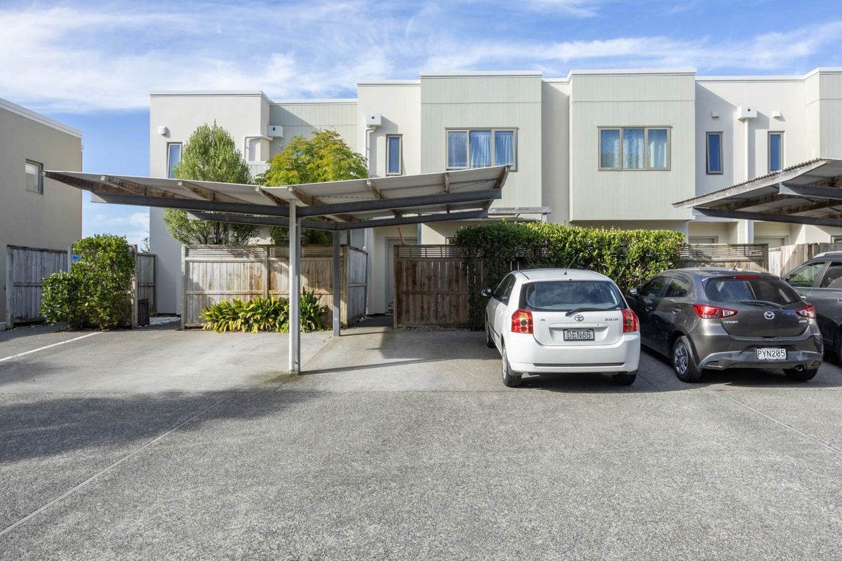 64/21 Hunters Park Drive, Three Kings, Auckland - Carousel 1