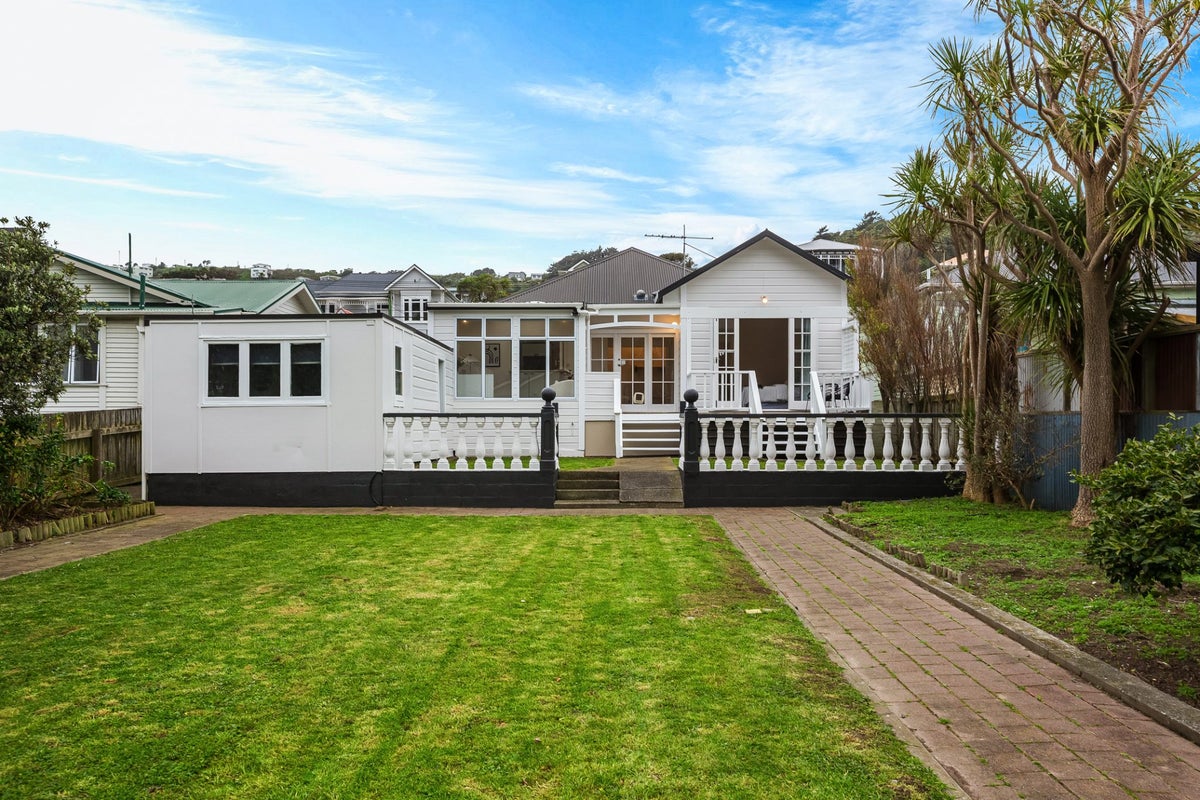 202 Clyde Street, Island Bay, Wellington - Carousel 2