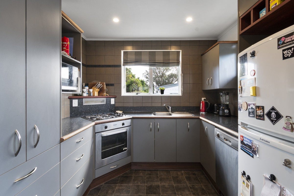 14 Dampier Avenue, Awapuni, Palmerston North - Carousel 2