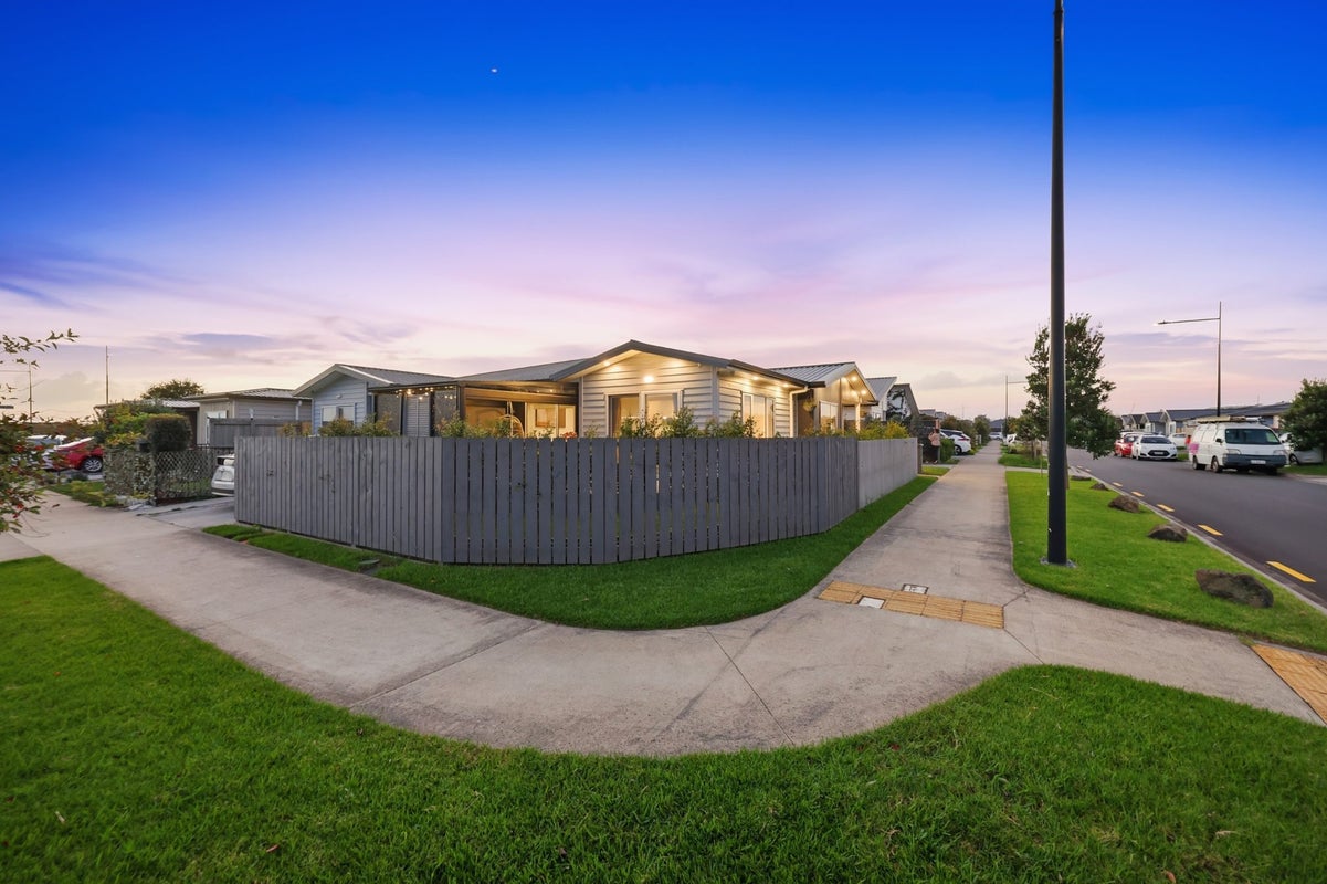 2 Kutukutu Street, Takanini, Auckland - Carousel 37