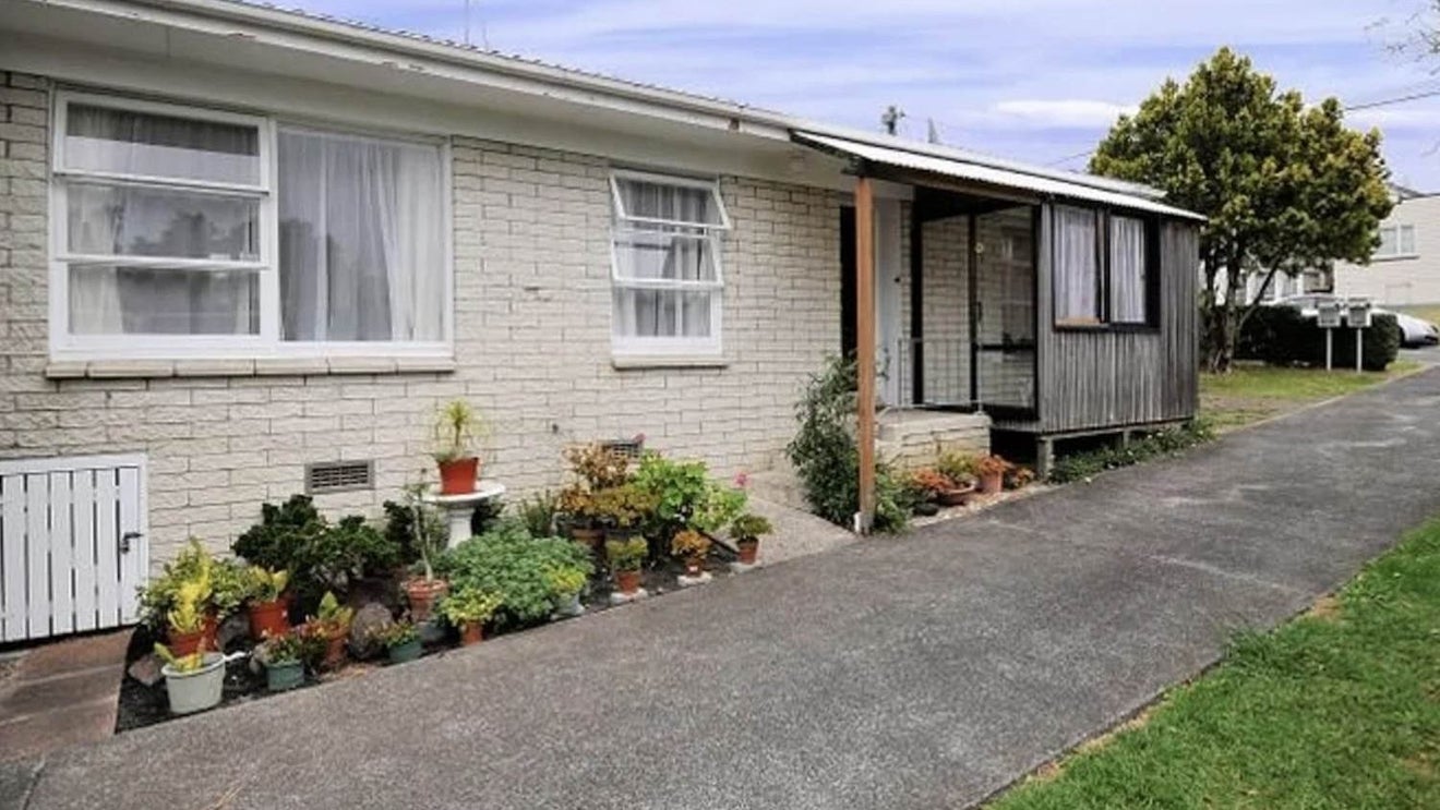 2/15 Woodall Place, Totara Vale, Auckland - Carousel 1