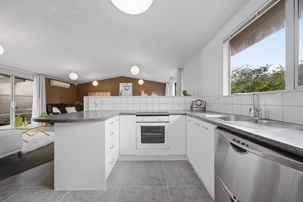 55 Leybourne Circle, Glen Innes, Auckland - Carousel 2