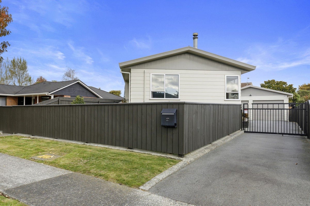 17 Memphis Grove, Totara Park, Upper Hutt - Carousel 1