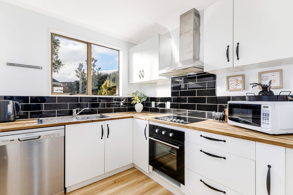 9B Crystal Grove, Birchville, Upper Hutt - Carousel 2