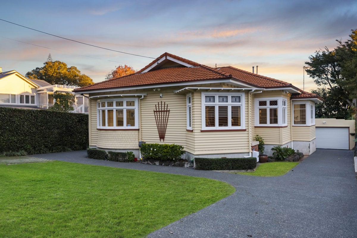 5 Douglas Avenue, Mount Albert, Auckland - Carousel 1