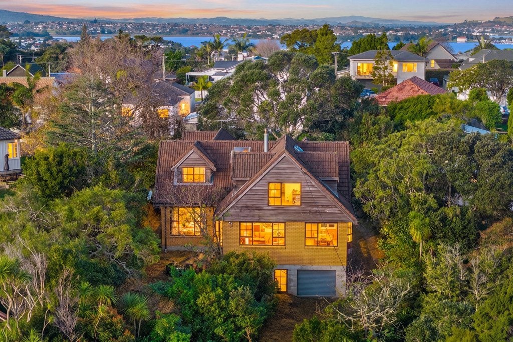 18 Valley Road, Northcote, Auckland - Carousel 1