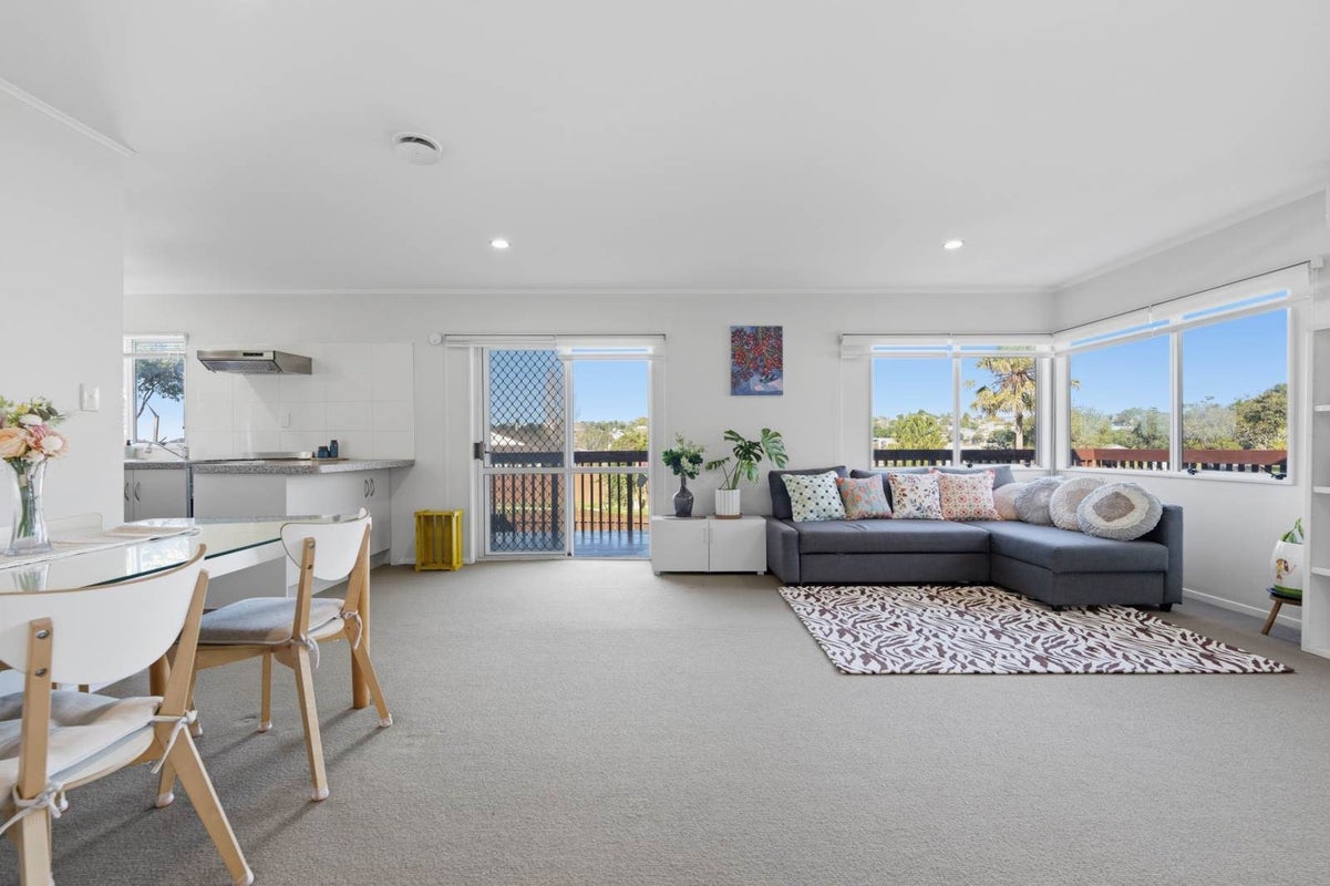 1/17 Lambrown Drive, Totara Vale, Auckland - Carousel 1