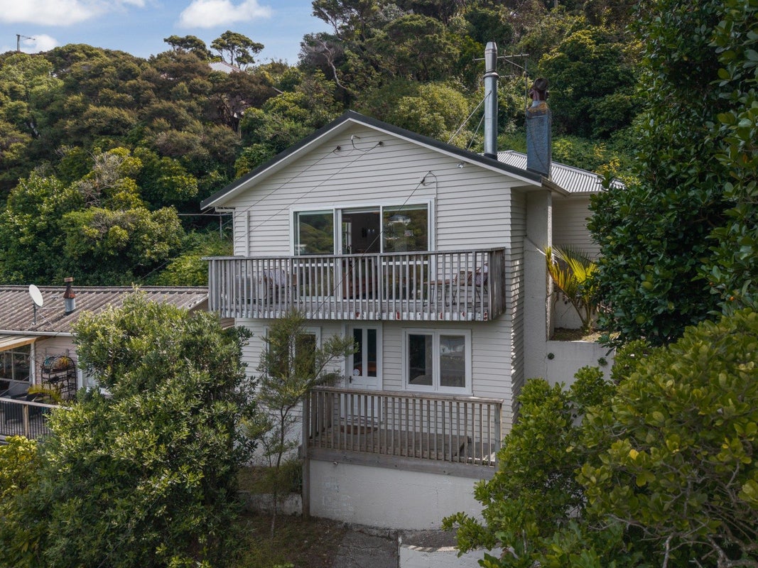 31 Airlie Road, Plimmerton, Porirua - Carousel 1