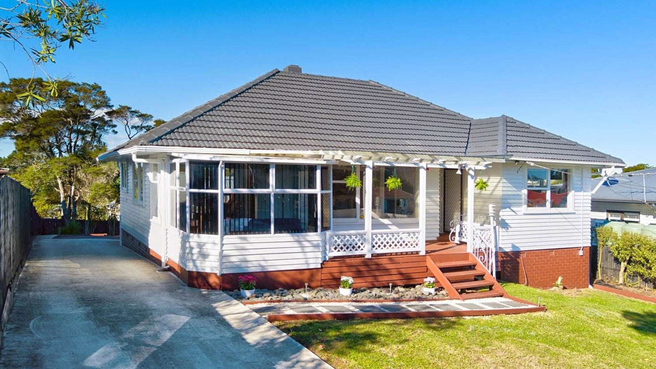 28 Taupo Street, Green Bay, Auckland - Carousel 1