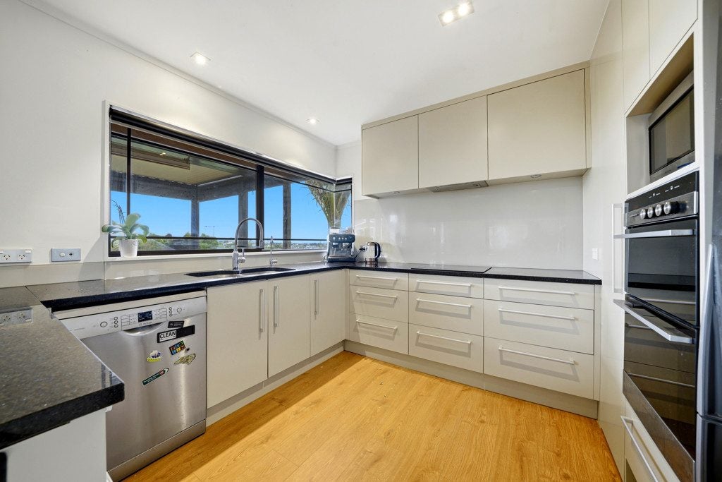 2/121 Forrest Hill Road, Forrest Hill, Auckland - Carousel 2