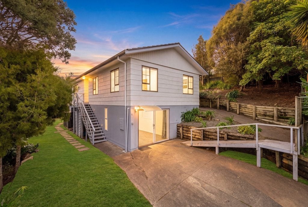 1/11 Jenanne Place, Totara Vale, Auckland - Carousel 1