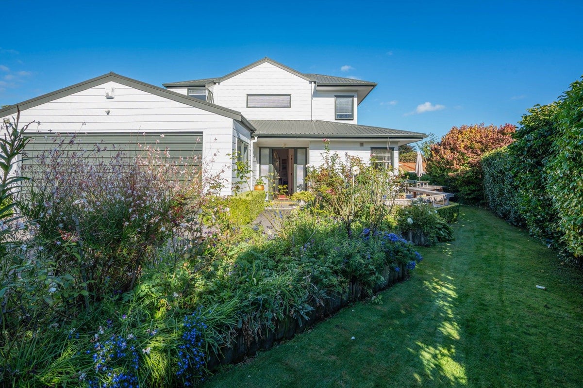 9B Haines Grove, Rainbow Point, Taupo - Carousel 1