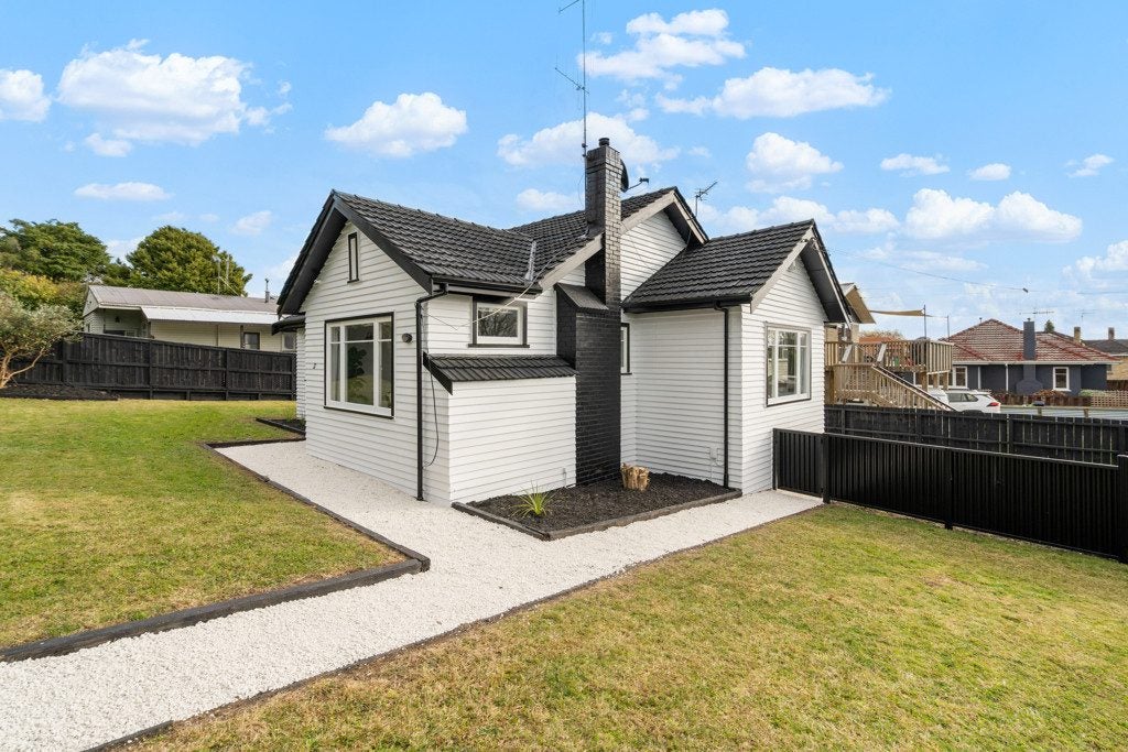 32 Forest Lake Road, Forest Lake, Hamilton - Carousel 2
