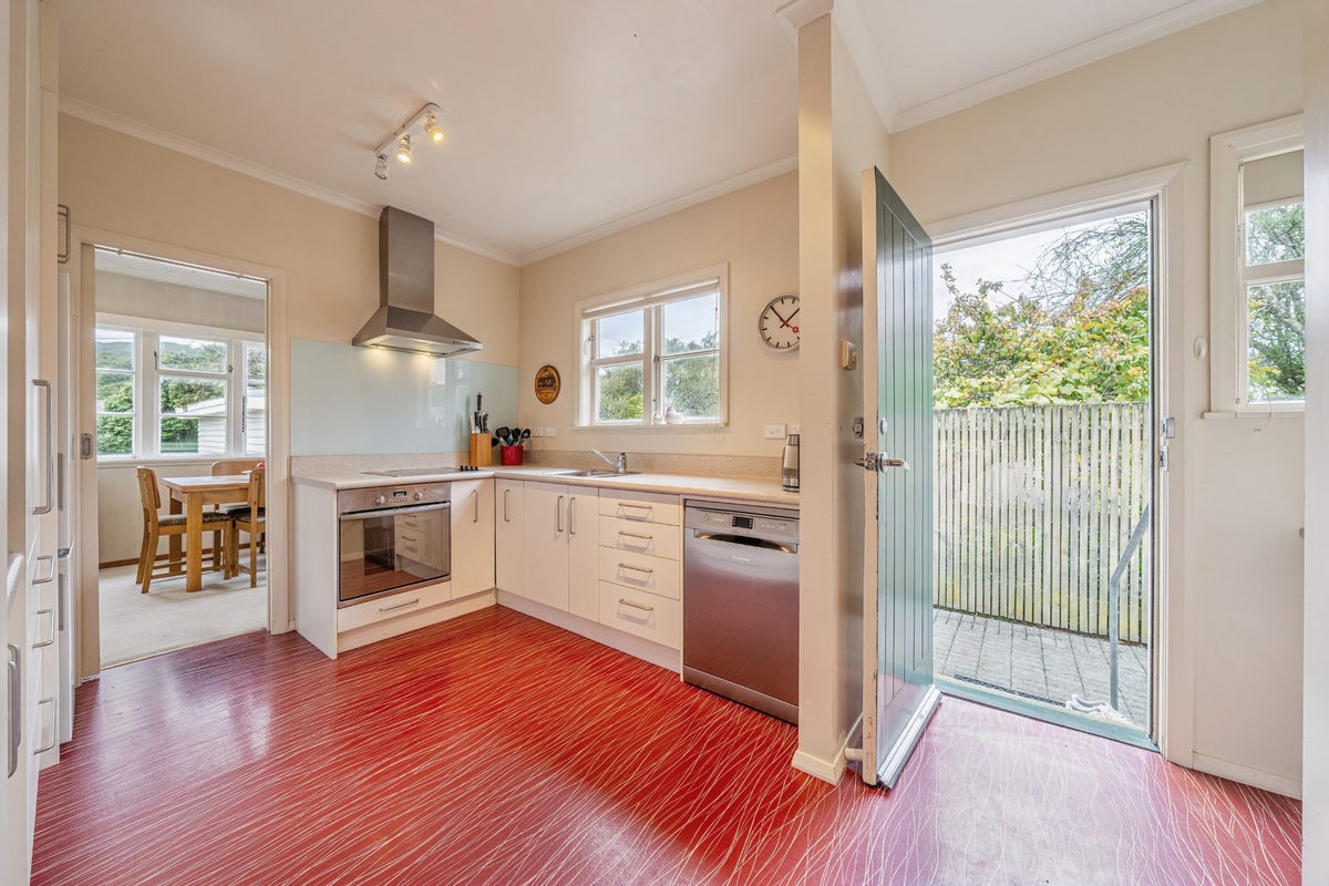 74 Bledisloe Crescent, Wainuiomata, Lower Hutt - Carousel 2