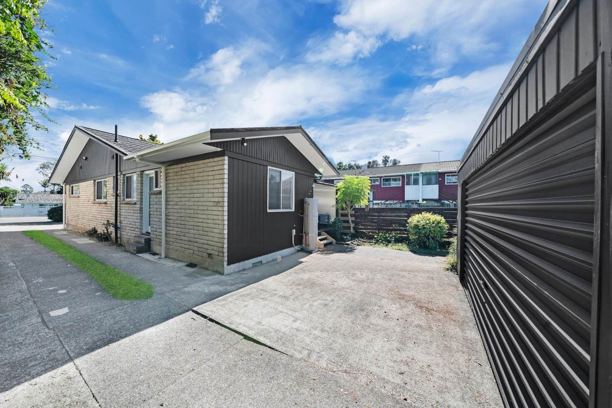 95 Te Atatu Road, Te Atatu South, Auckland - Carousel 1