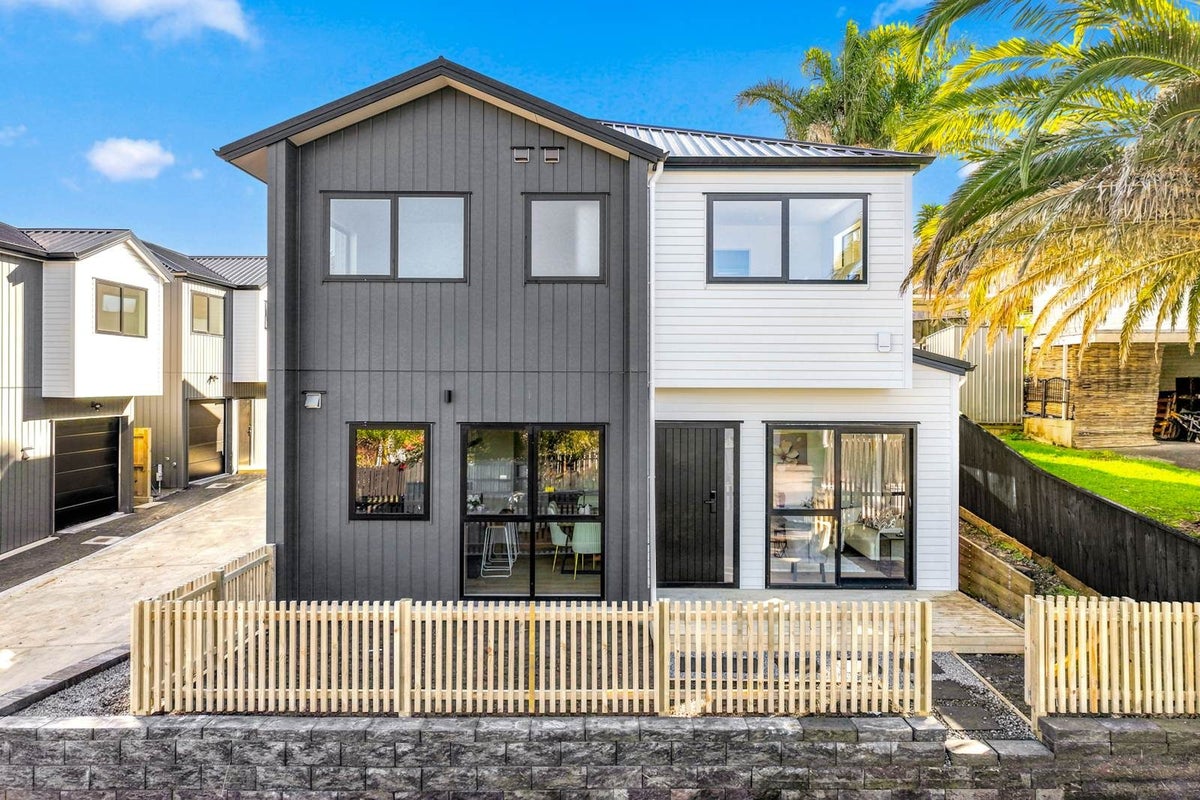 84 Marlborough Avenue, Glenfield, Auckland - Carousel 1