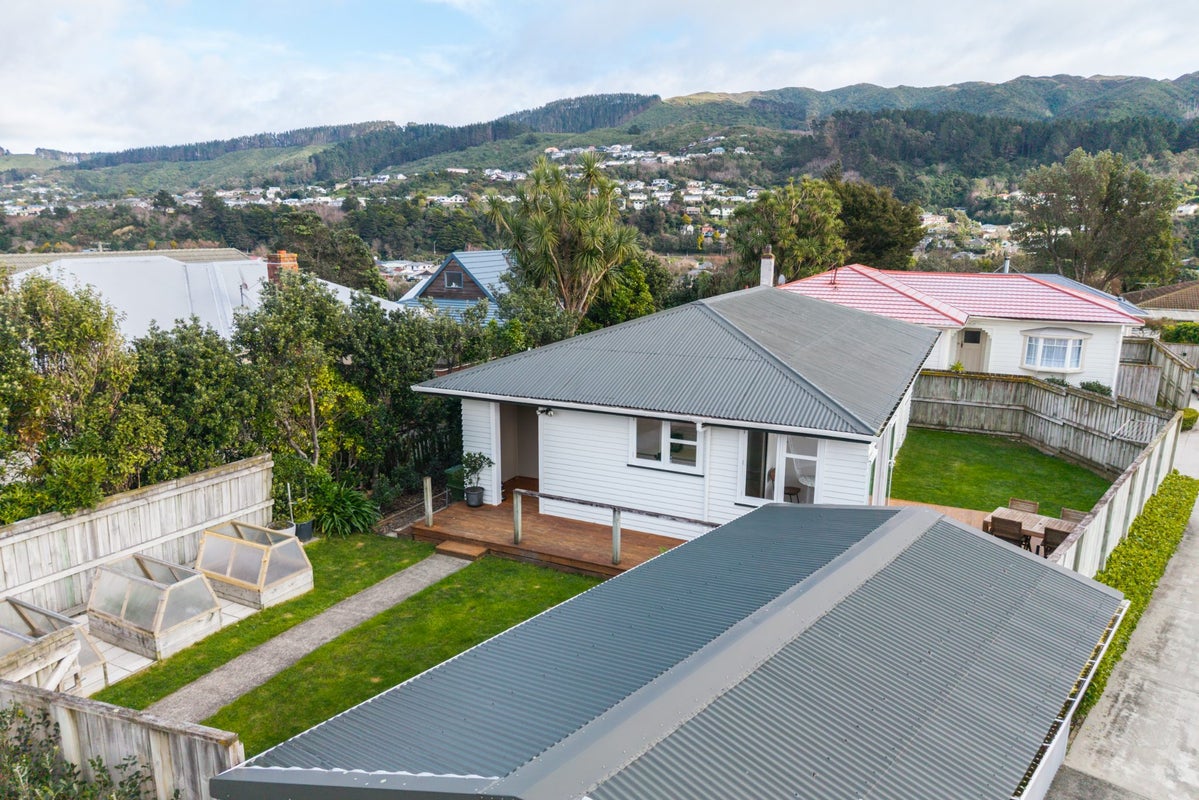 57A Ranui Terrace, Tawa, Wellington - Carousel 1