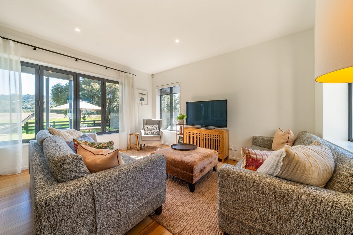 26 Saint James Avenue, Boulcott, Lower Hutt - Carousel 2