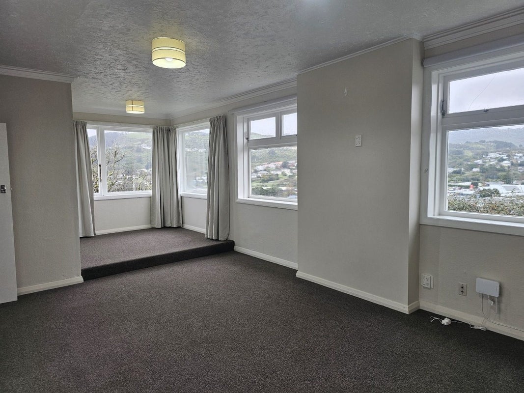 8 Hampton Hill Road, Tawa, Wellington - Carousel 1