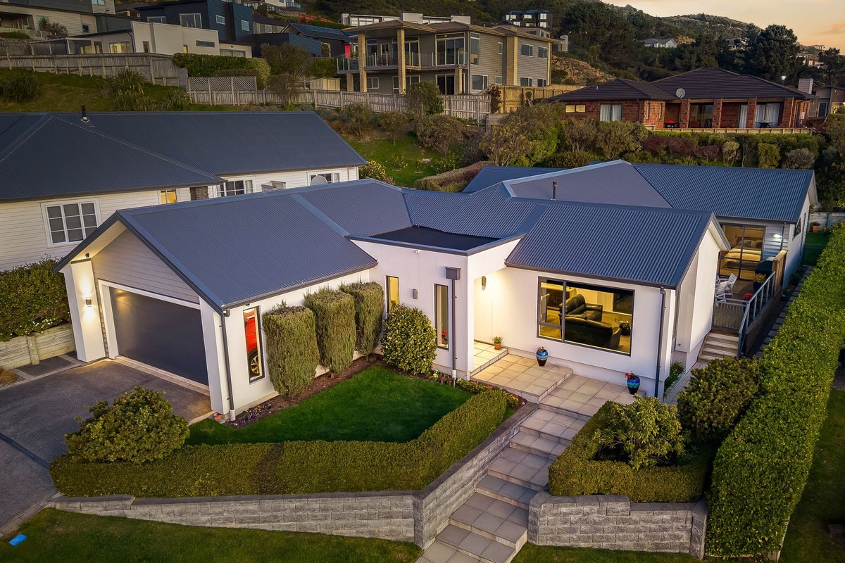 6 Hollyford Place, Aotea, Porirua - Carousel 1