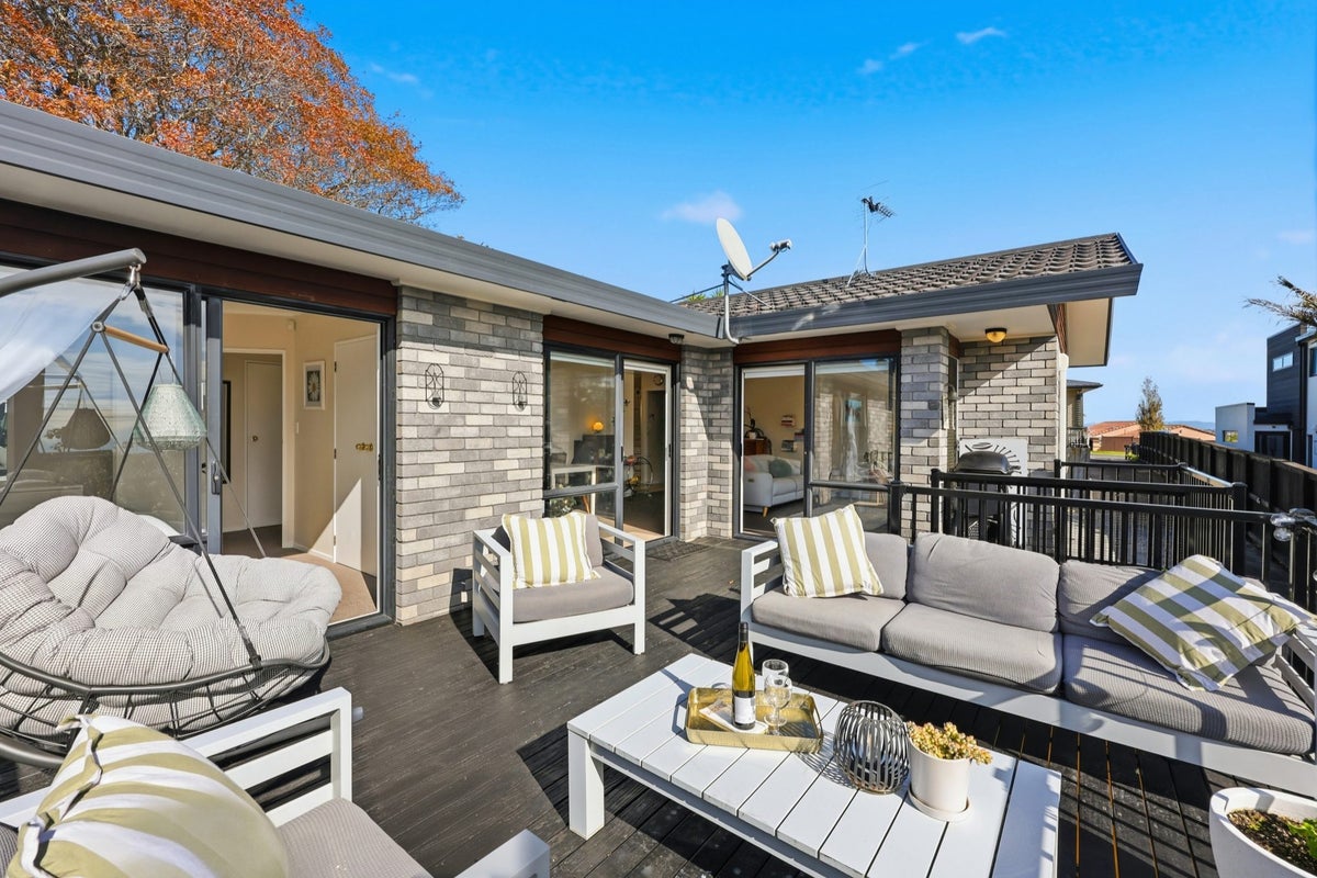 2/102 SANDSPIT ROAD, Shelly Park, Auckland - Carousel 1