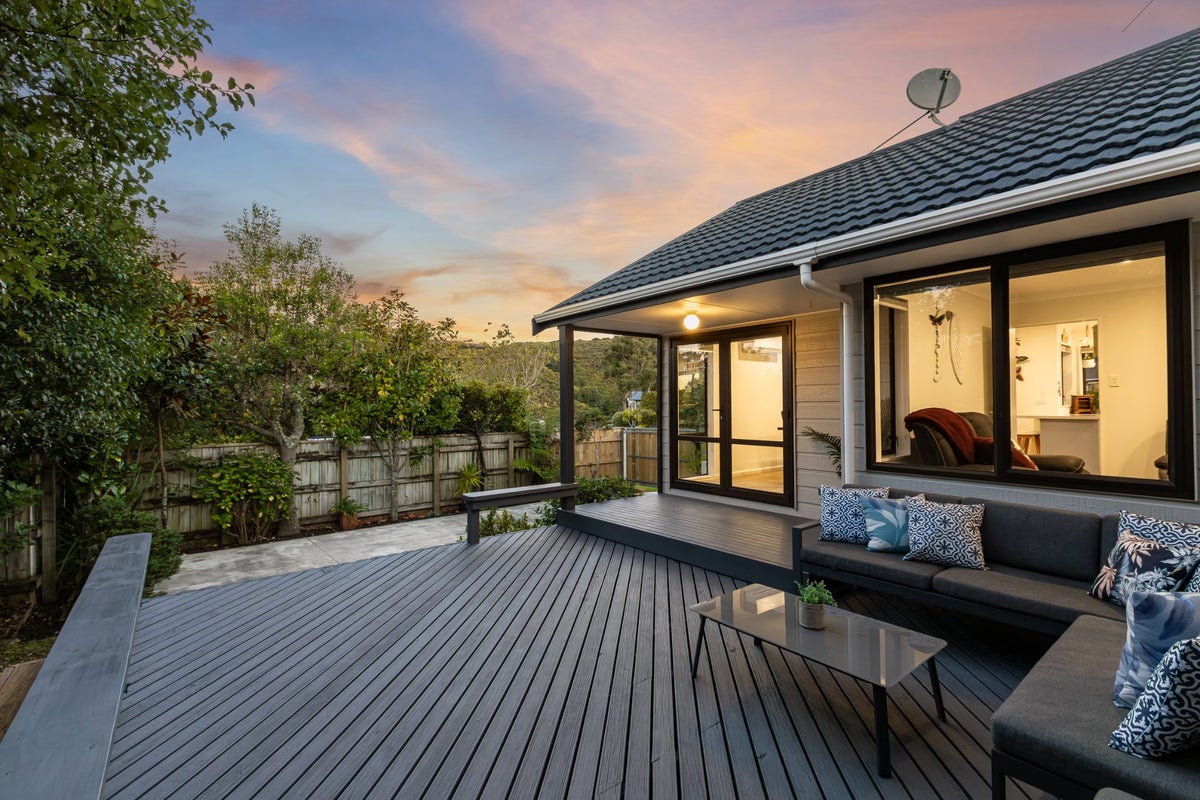 15 King Charles Drive, Kingsley Heights, Upper Hutt - Carousel 2