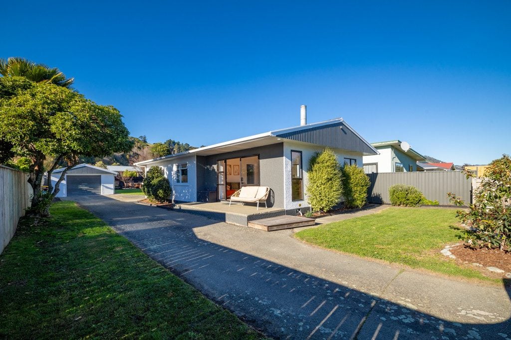 28 North Road, The Wood, Nelson - Carousel 1