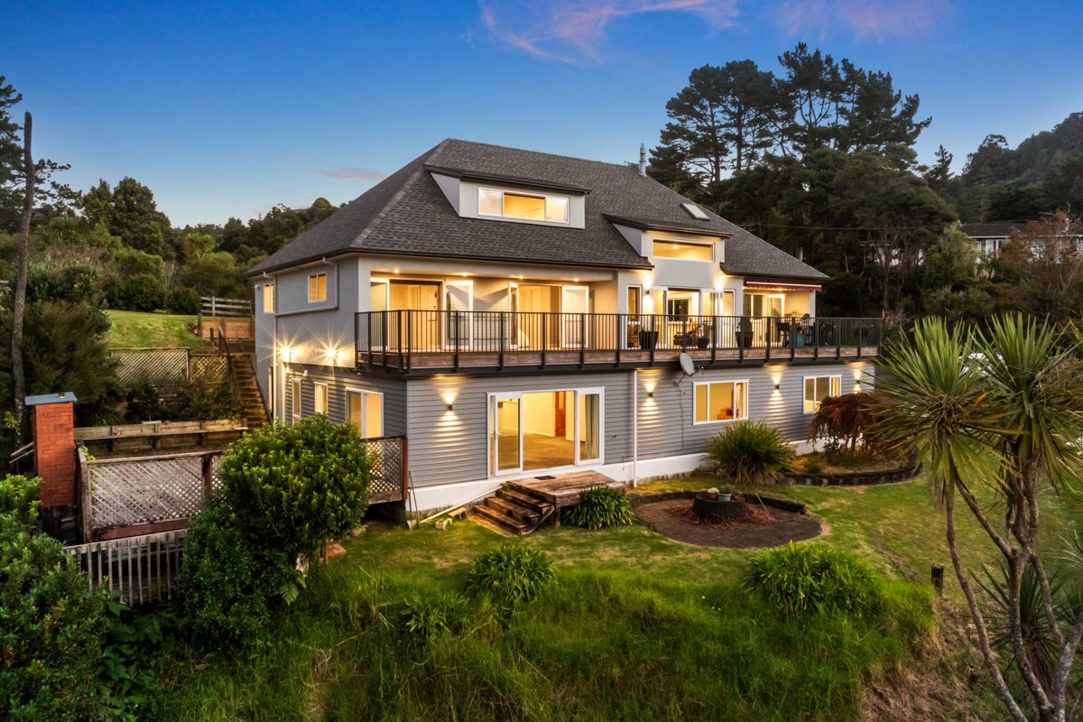 27 Tui Crescent, Waiatarua, Auckland - Carousel 1