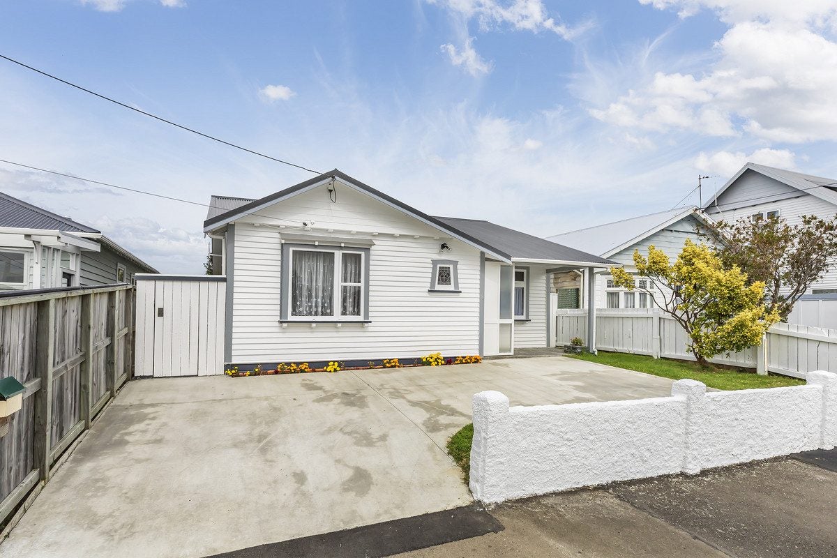 94 Endeavour Street, Lyall Bay, Wellington - Carousel 1