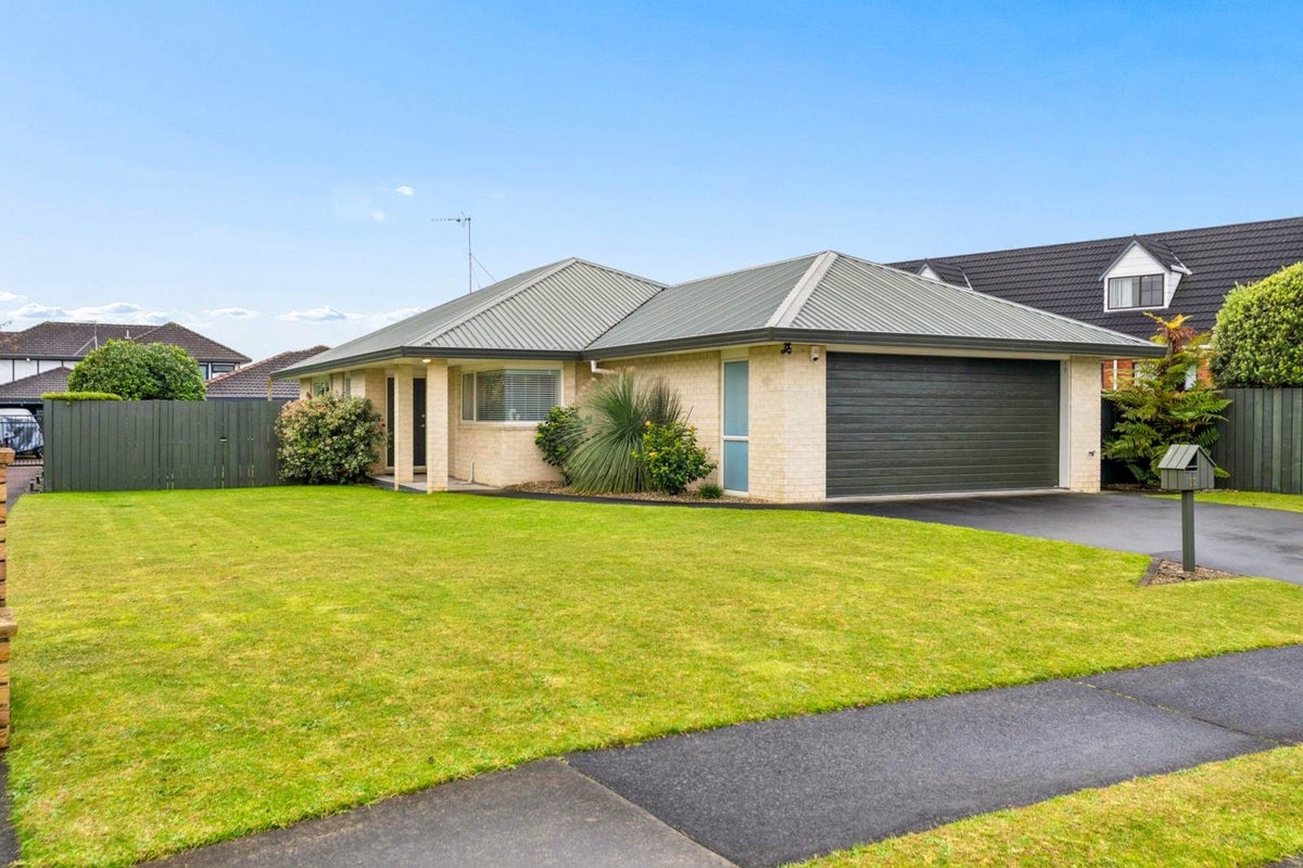 22 Len Garlick Place, Pahurehure, Papakura - Carousel 1
