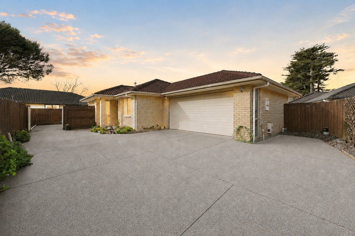 221 Old Farm Road, Hamilton East, Hamilton - Carousel 1