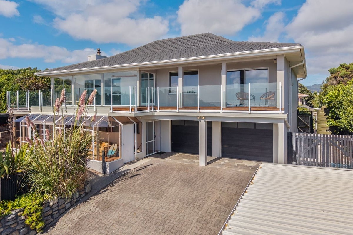 8 Ara Kuaka, Waikanae Beach, Waikanae - Carousel 1