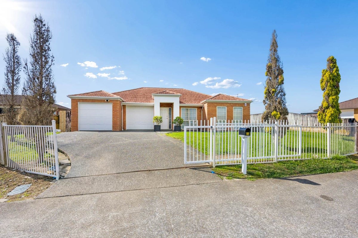 64 Glenveagh Park Drive, Weymouth, Auckland - Carousel 1
