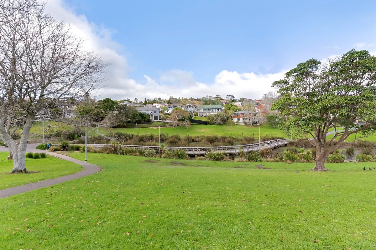 2/7 Arran Road, Browns Bay, Auckland - Carousel 25