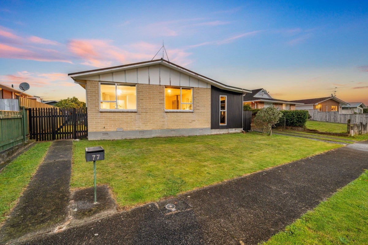 77 Pasadena Crescent, Totara Park, Upper Hutt - Carousel 1