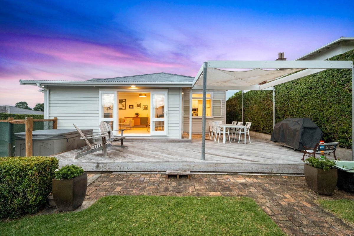 49 Princes Avenue, Mount Roskill, Auckland - Carousel 2