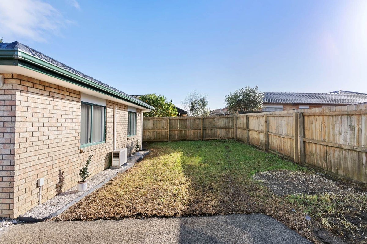 8 Carn Place, Weymouth, Auckland - Carousel 2