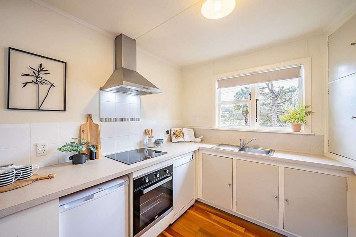 10 James Grove, Stokes Valley, Lower Hutt - Carousel 1