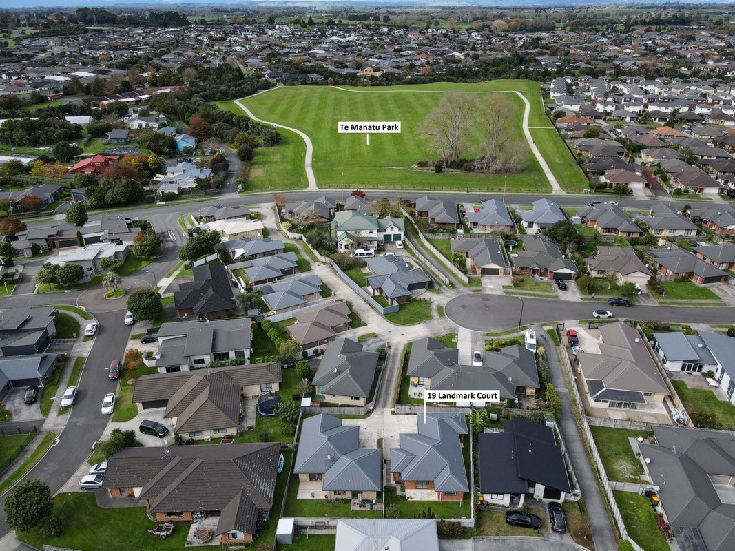 19 Landmark Court, Huntington, Hamilton - Carousel 11